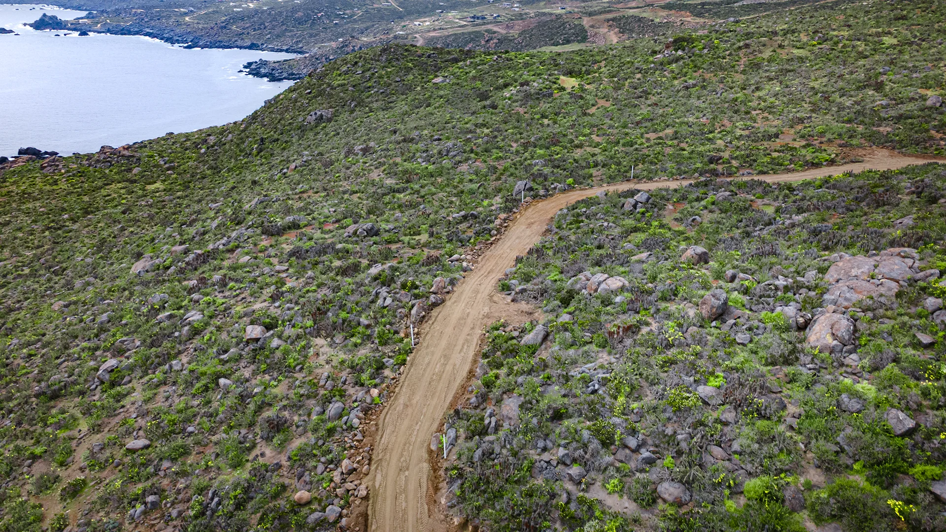 Vista aérea de la Parcelación Praderas del Arrayán mostrando el mar y un caminos dentro de la parcelación, Coquimbo
