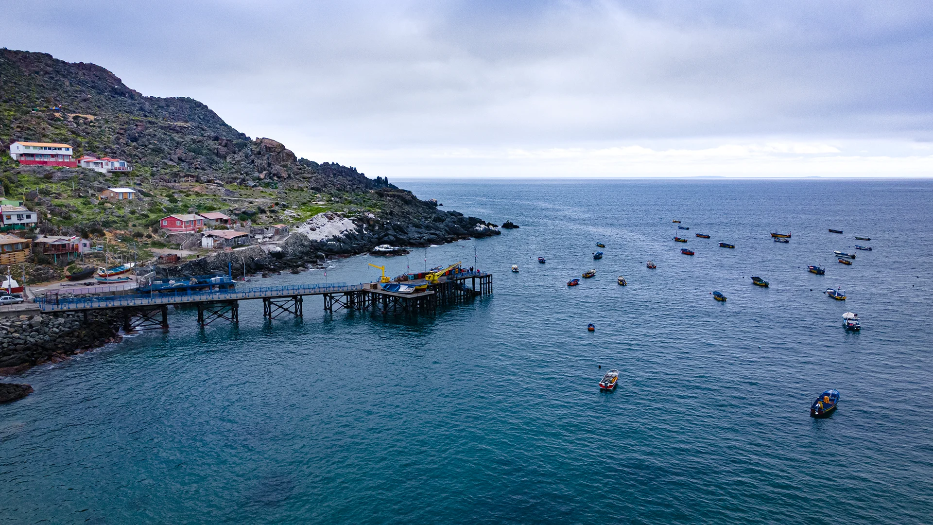 Toma aérea mostrando la playa y los cerros que rodean la Parcelación Praderas del Arrayán, Coquimbo.